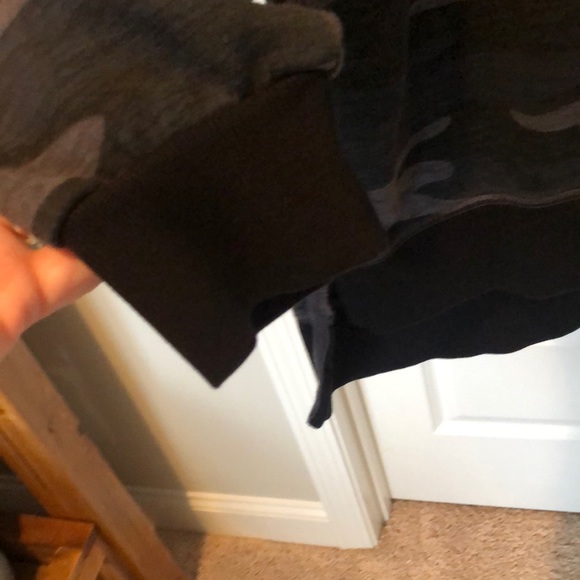 🍁4/$15 old navy black and grayCamouflage sweatshirt - Picture 2 of 6